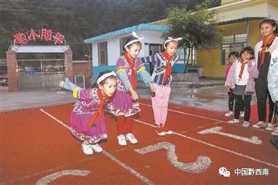 望谟县平朗小学 县beat365在线体育道变跑道 校园成乐园