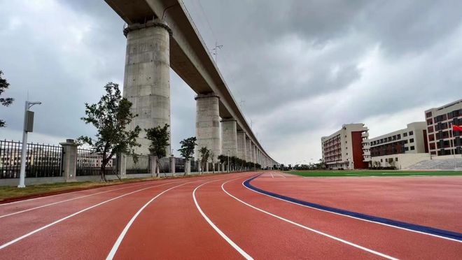 beat365广东塑胶跑道厂家丨学校的无溶剂全塑型自结纹塑胶跑道能用多久？